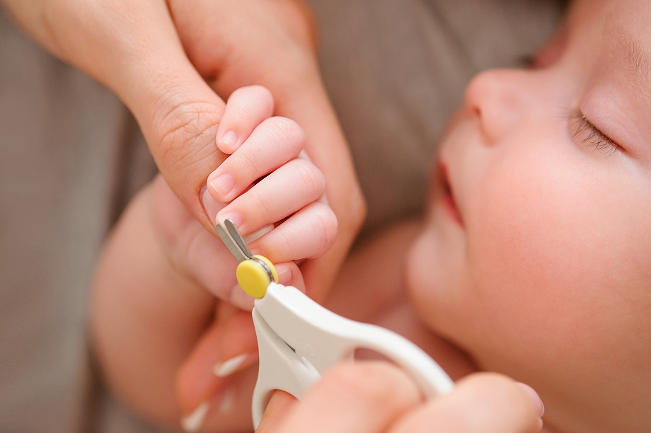 Bezpieczne techniki obcinania paznokci u noworodka