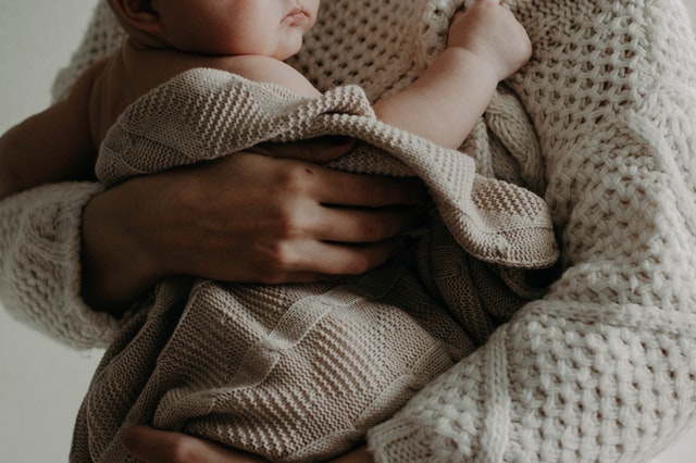 Wyprawka niemowlęca na ciepłe miesiące: 15+ rzeczy, które musisz mieć