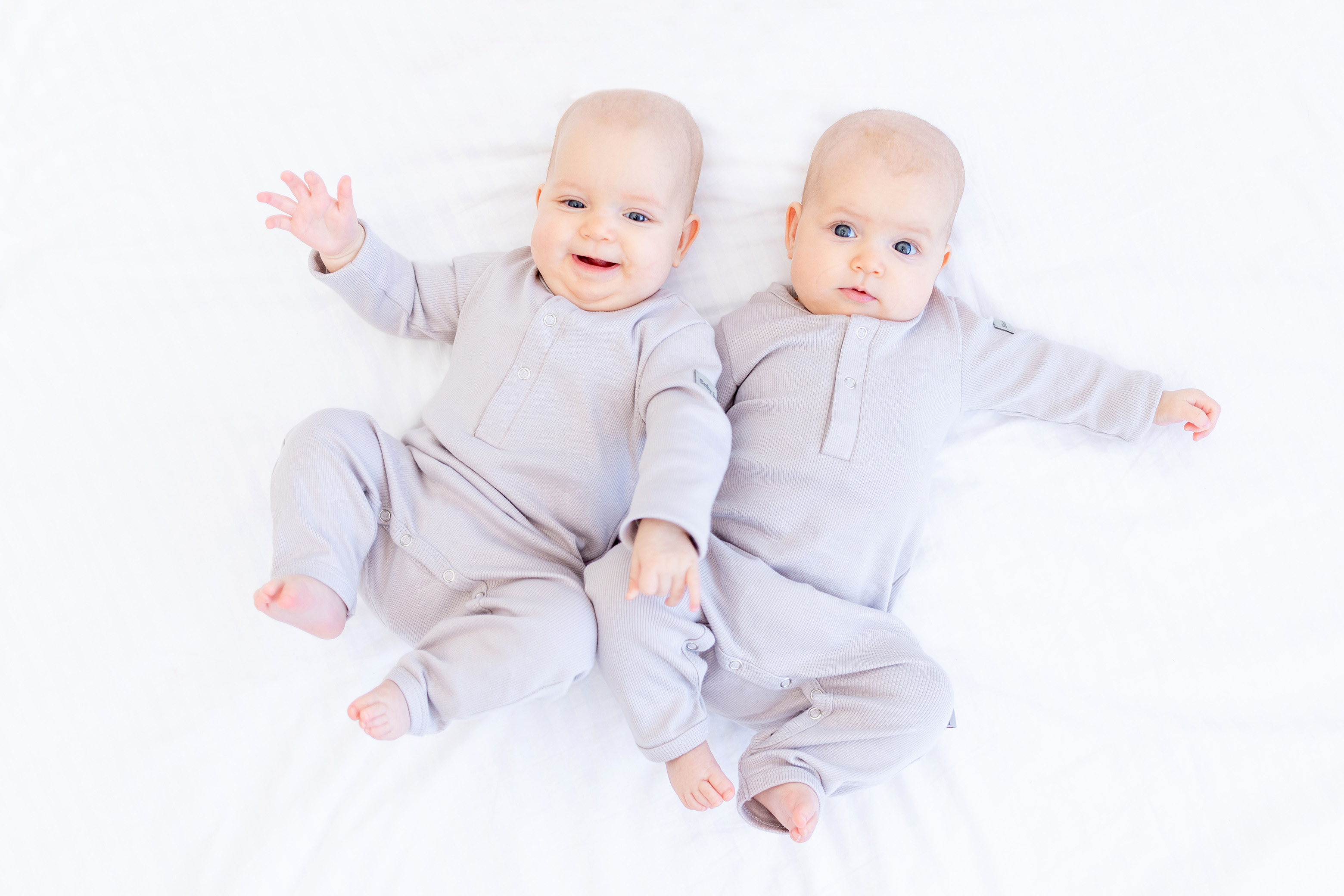 Wyprawka dla bliźniąt - jakie produkty kupić dla dwóch niemowlaków