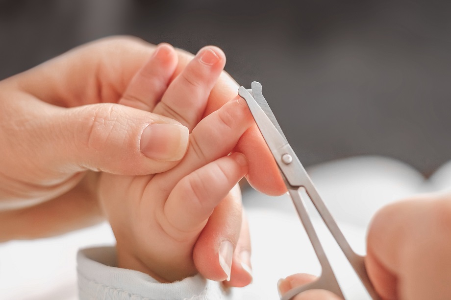 Jak i kiedy obcinać paznokcie noworodkowi?
