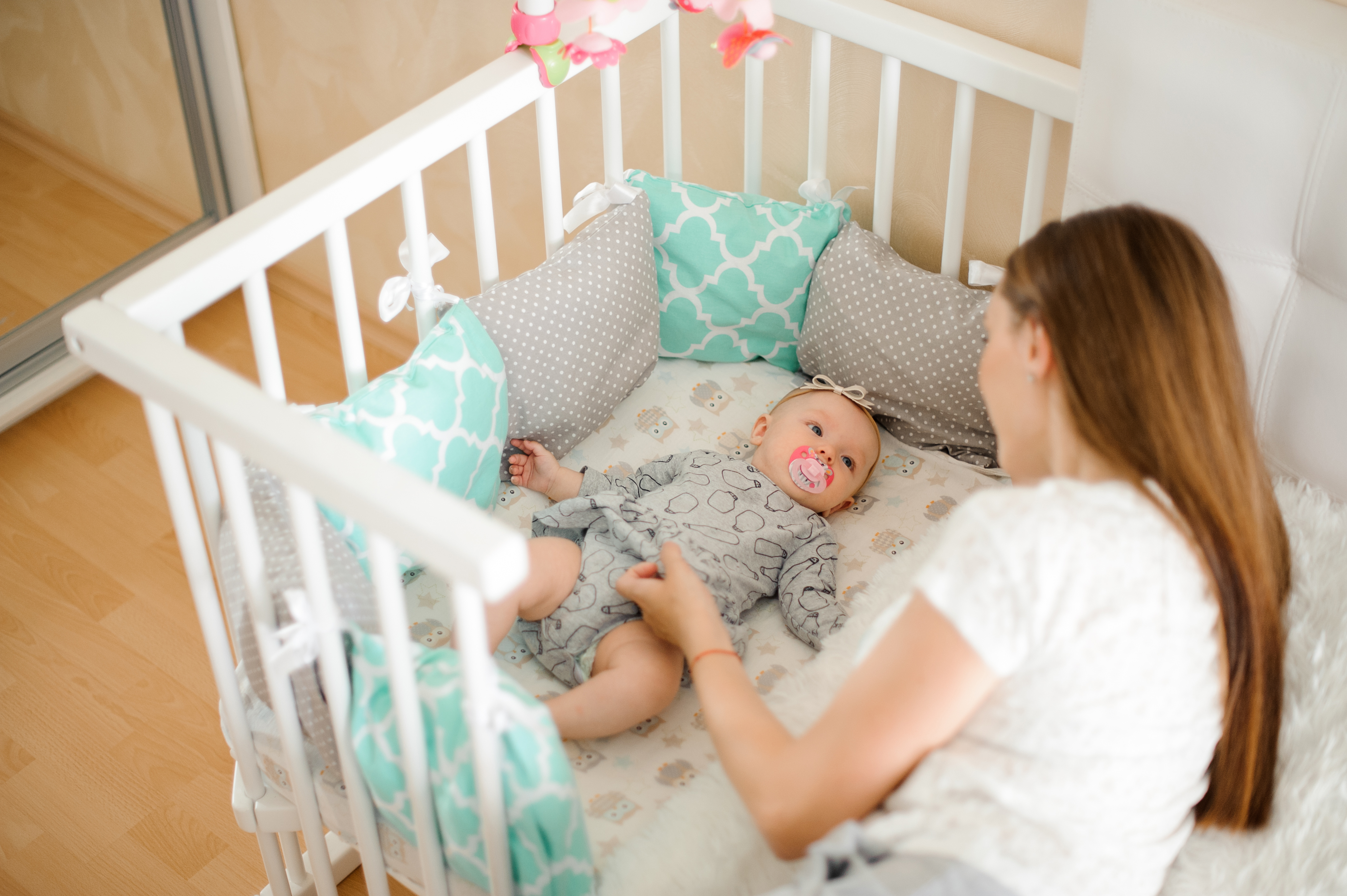 Jakie wybrać i jak przygotować łóżeczko dla noworodka?