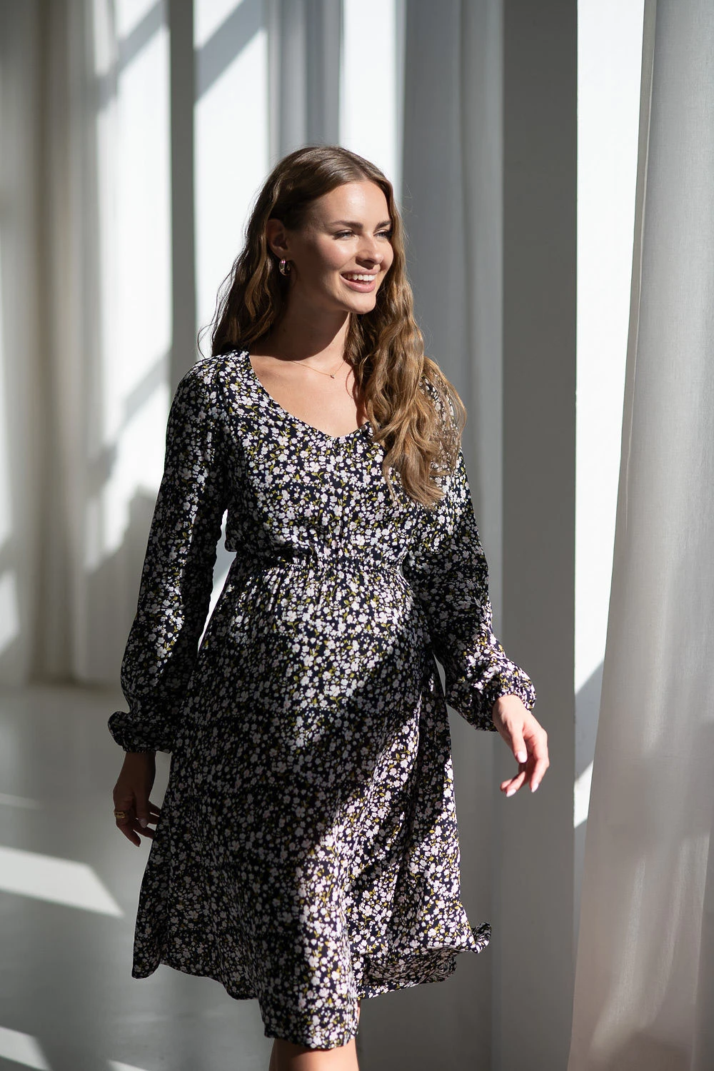 Sukienka ciążowa i do karmienia Lovely Dress Midi rękaw długi granatowa w jasne kwiatki