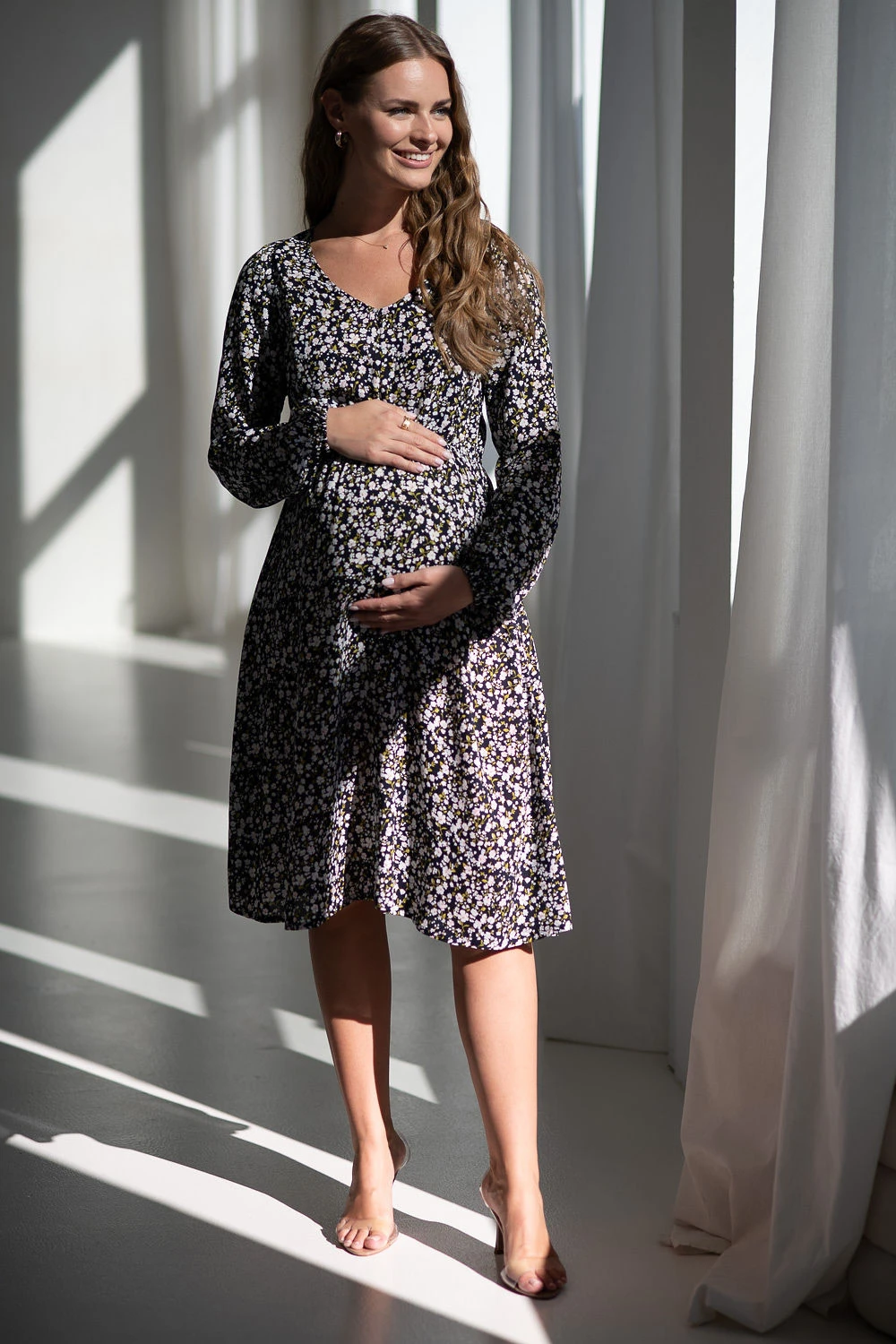 Sukienka ciążowa i do karmienia Lovely Dress Midi rękaw długi granatowa w jasne kwiatki