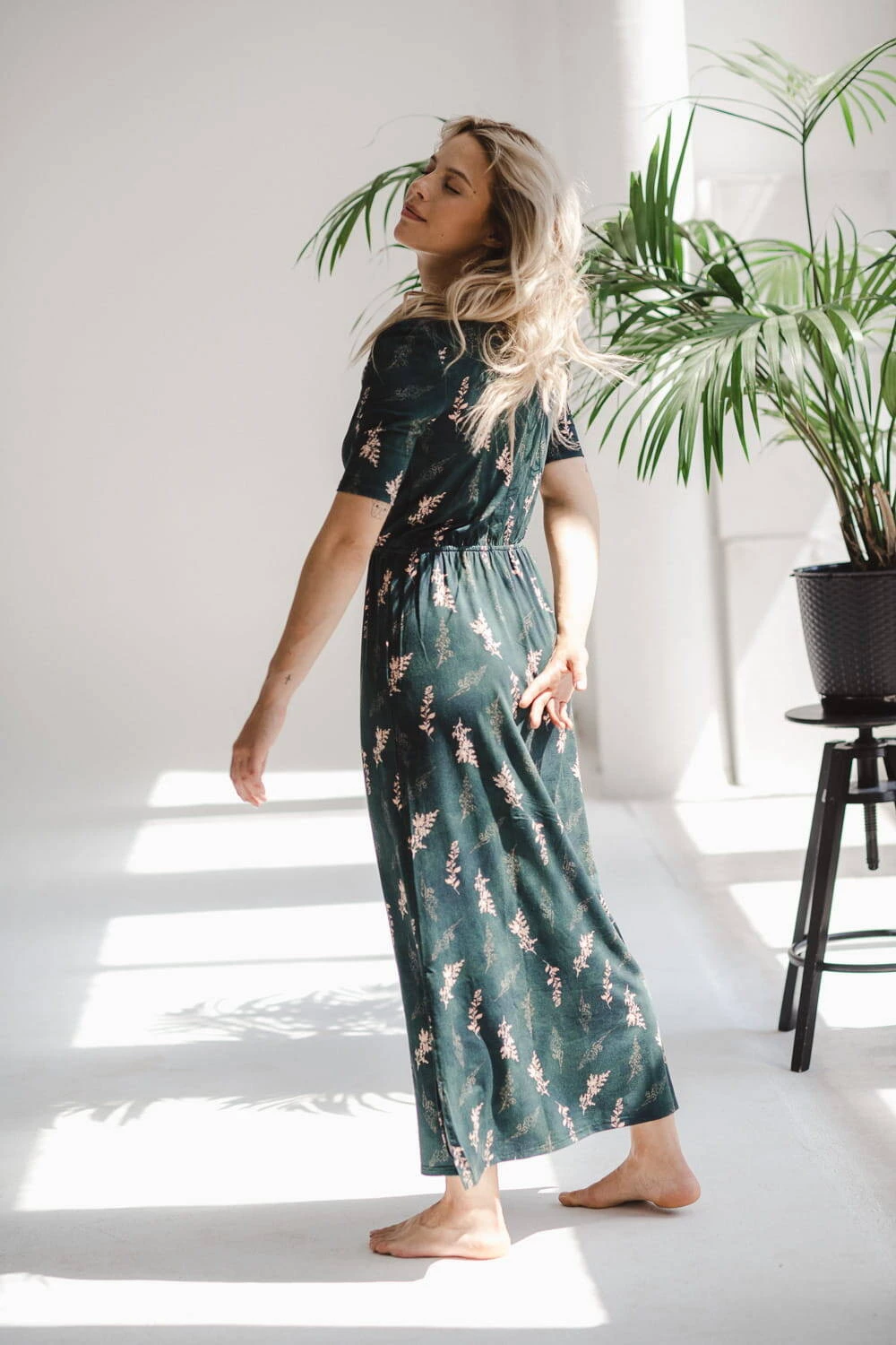 Sukienka ciążowa i do karmienia Two Ways LONG butelkowa zieleń w gałązki