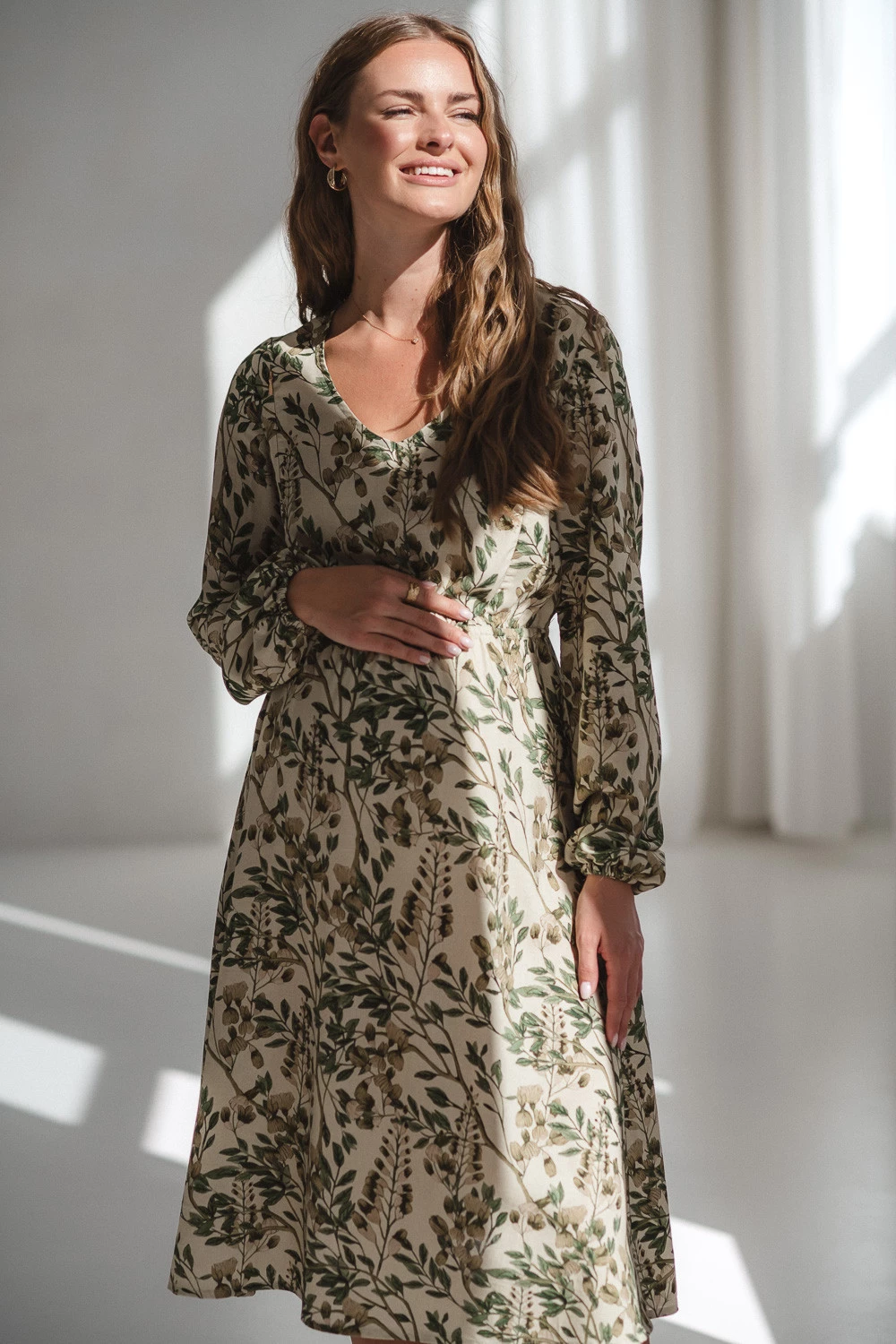 Sukienka ciążowa i do karmienia z lnem Lovely Dress Midi w zielone kwiaty