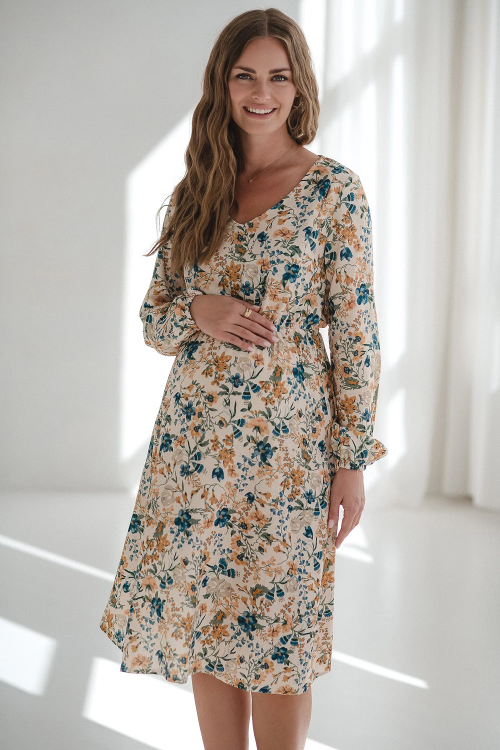 Sukienka ciążowa i do karmienia z lnem Lovely Dress Midi beżowa w kwiaty