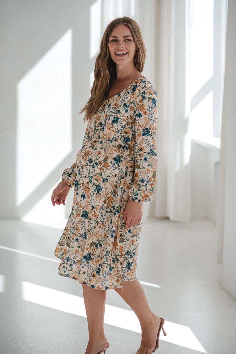 Sukienka ciążowa i do karmienia z lnem Lovely Dress Midi beżowa w kwiaty