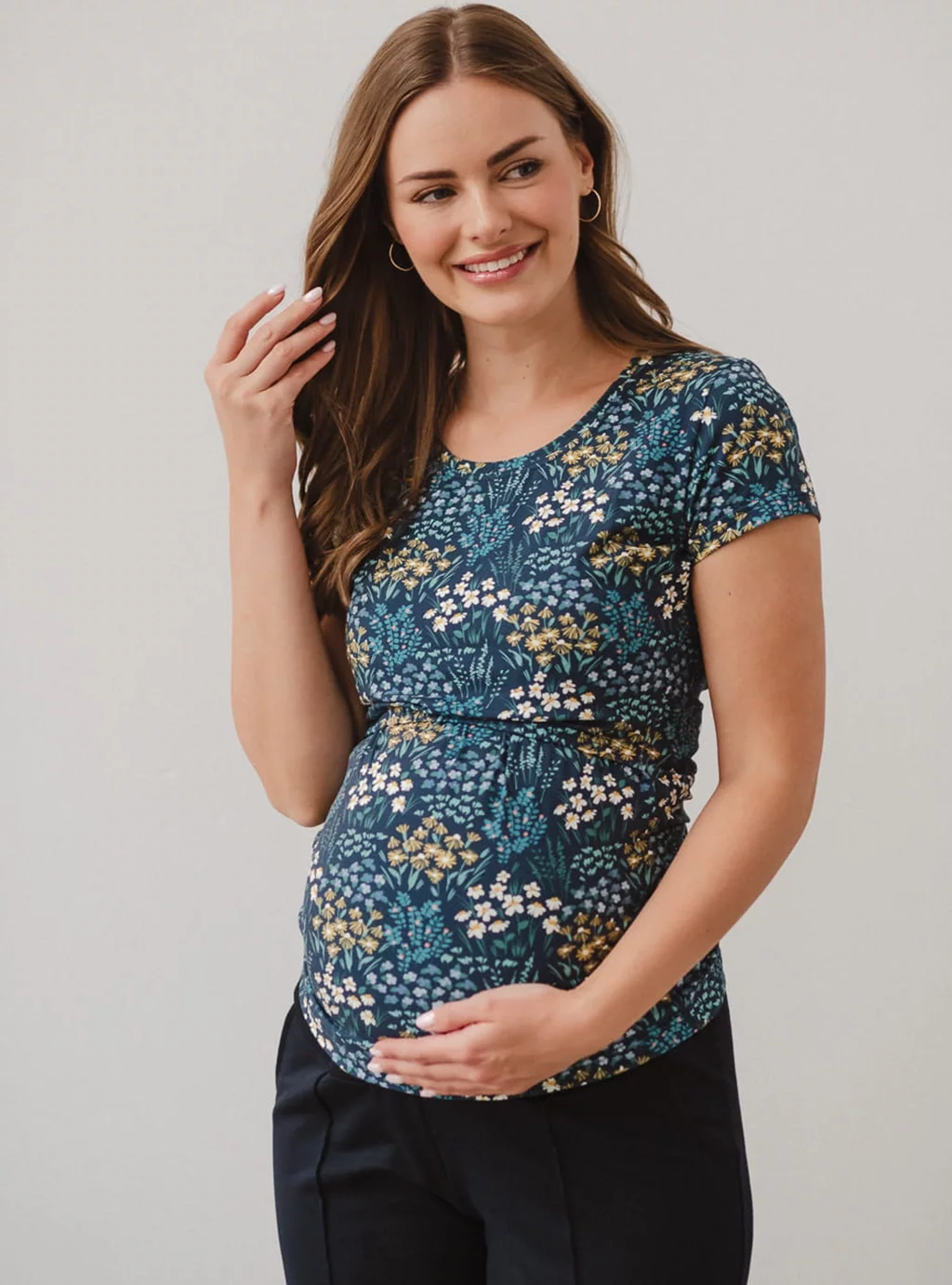 Bluzka ciążowa i do karmienia Milk Shirt krótki rękaw łąka na granatowym