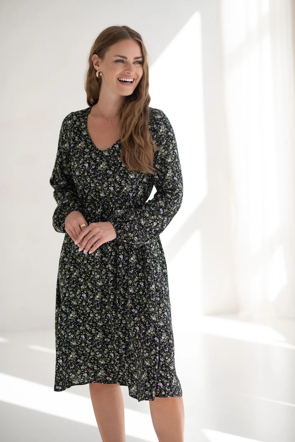 Sukienka ciążowa i do karmienia Lovely Dress Midi rękaw długi czarna w kwiatuszki