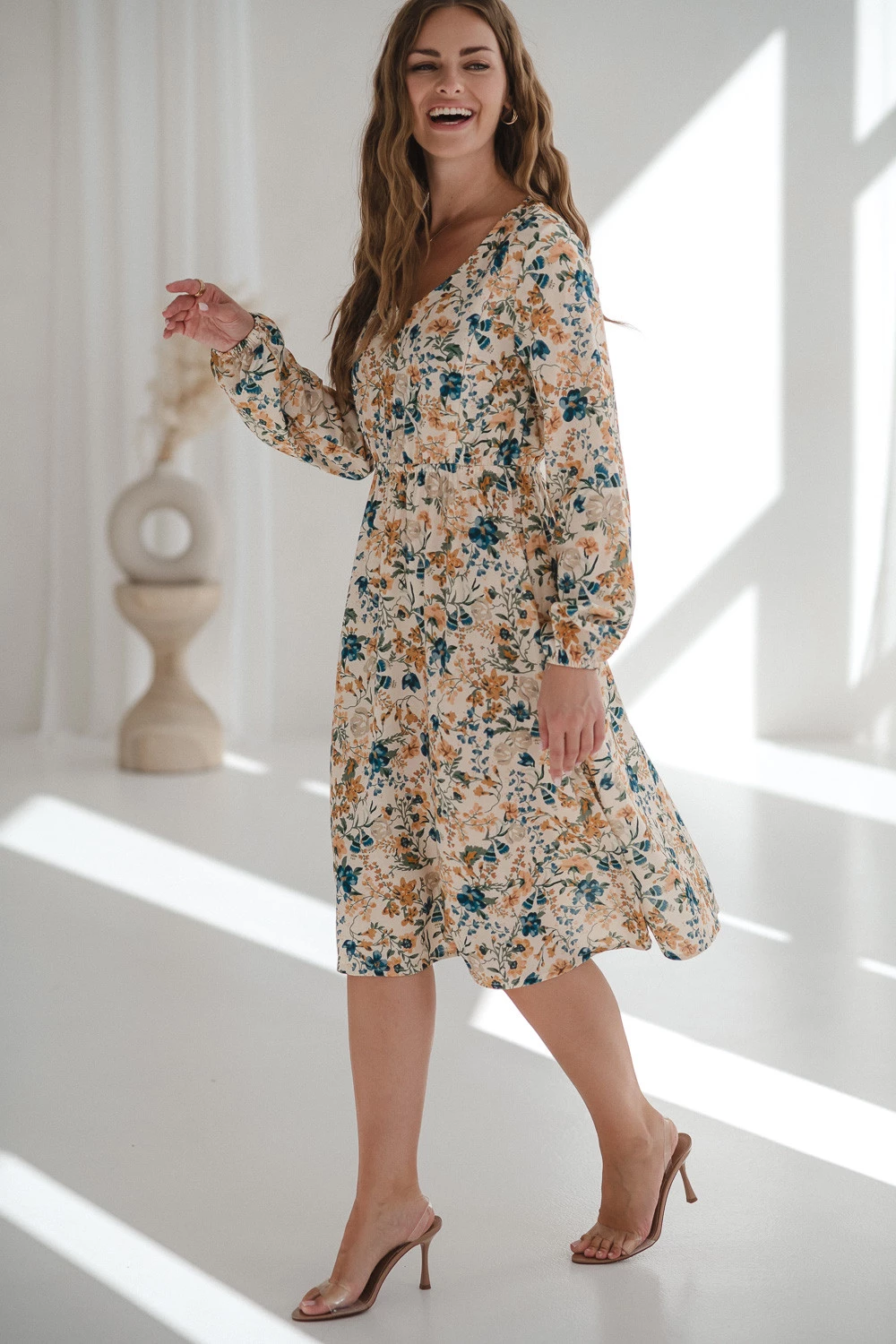 Sukienka ciążowa i do karmienia z lnem Lovely Dress Midi beżowa w kwiaty