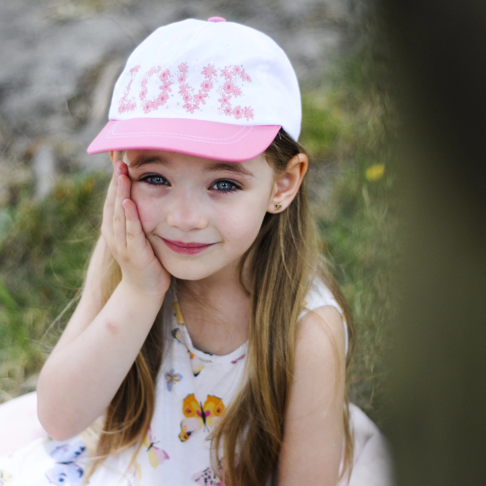 Czapka z daszkiem dla dziewczynki, biała, bawełniana, z różowym daszkiem i napisem love