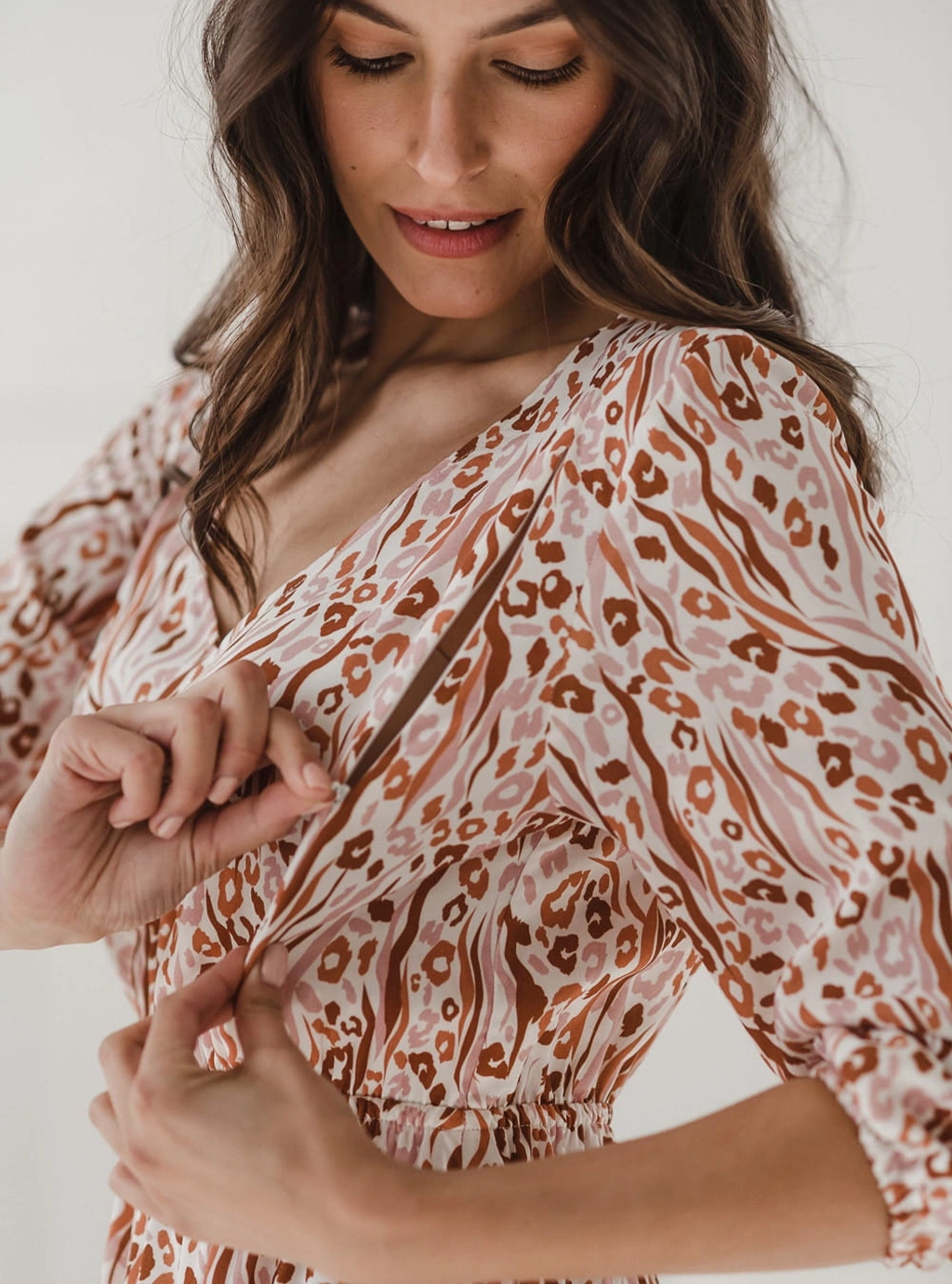 Sukienka ciążowa i do karmienia Lovely Dress rękaw 3/4 wzorki na ecru