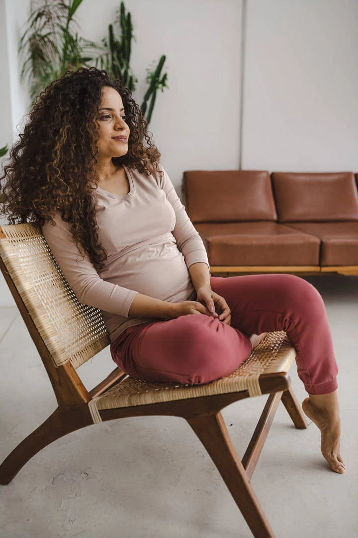 Bluzka ciążowa i do karmienia Milk Shirt beżowa z dekoltem w serek