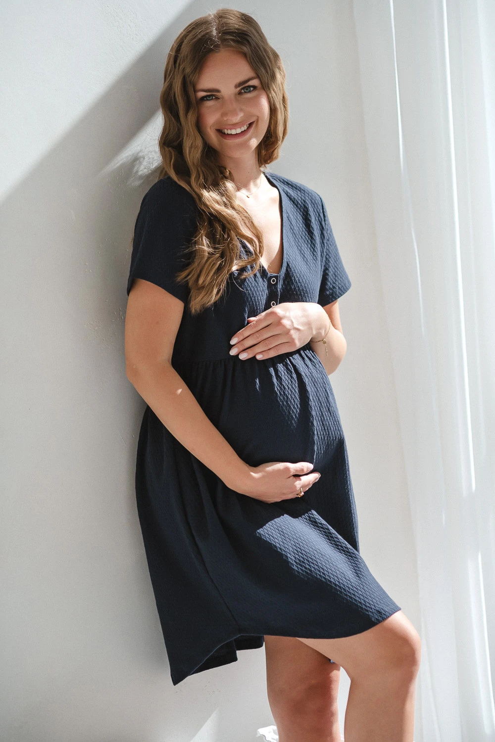 Bawełniana koszula nocna ciążowa do karmienia rozpinana Aurora granatowa