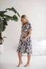 Sukienka ciążowa i do karmienia Lovely Dress Midi krótki rękaw kremowa w granatowe liście