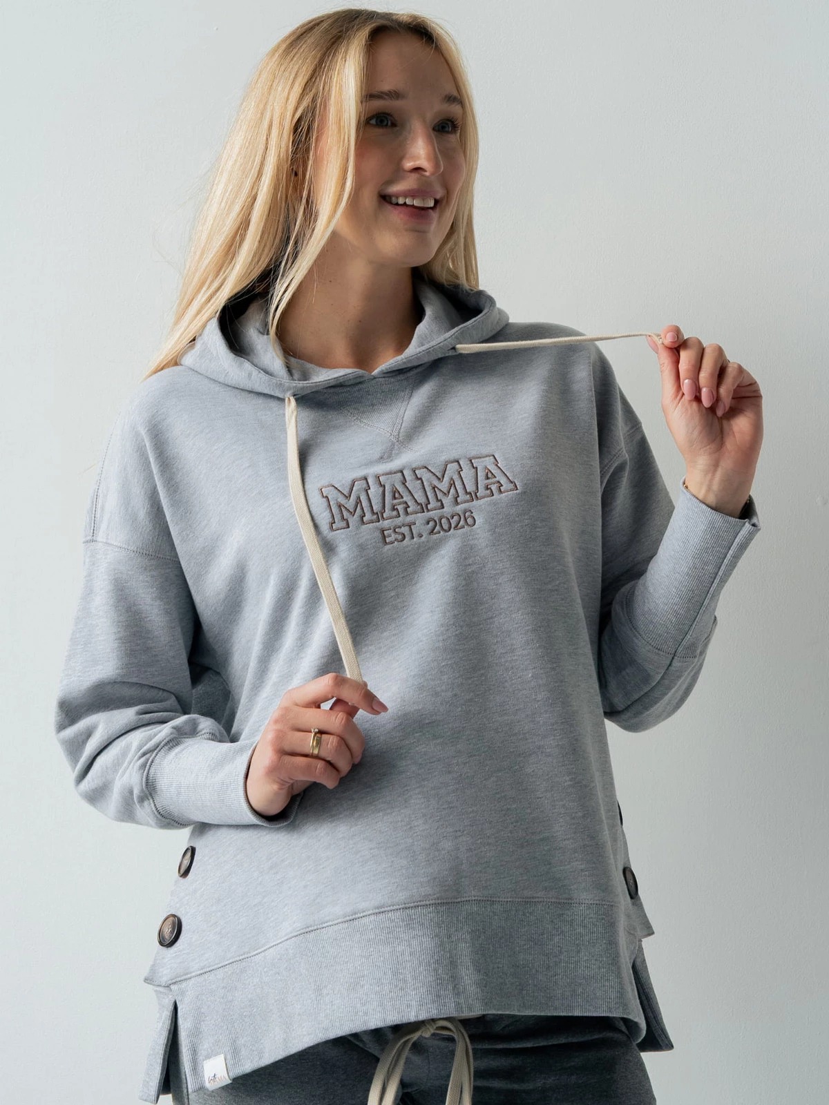 MAMA EST. 2026- bluza ciążowa szara