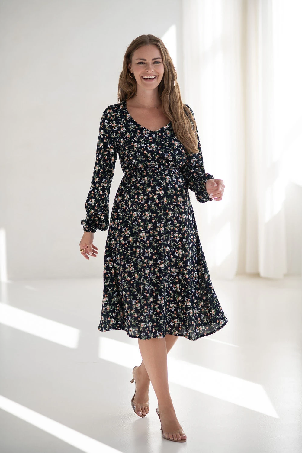 Sukienka ciążowa i do karmienia Lovely Dress Midi rękaw długi granatowa w kwiatki