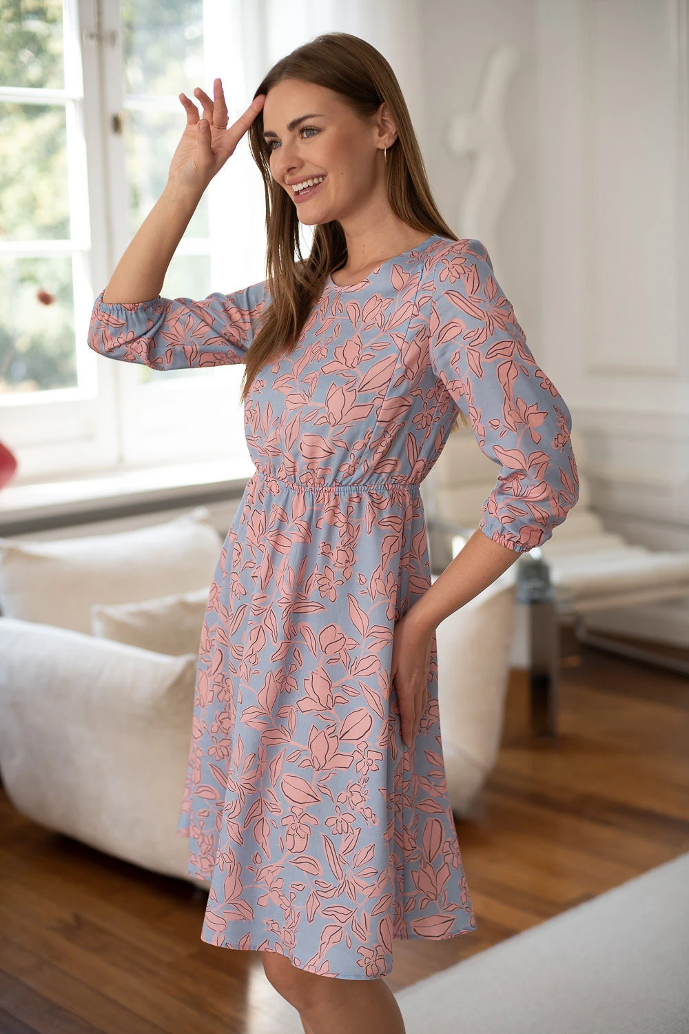 Sukienka ciążowa do karmienia Lovely Dress rękaw 3/4 różowe kwiaty na błękicie