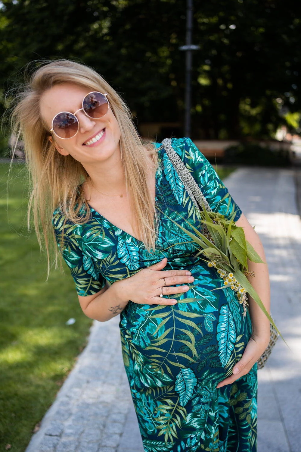 Sukienka ciążowa i do karmienia Two Ways LONG granatowa w tropikalne liście krótki rękaw