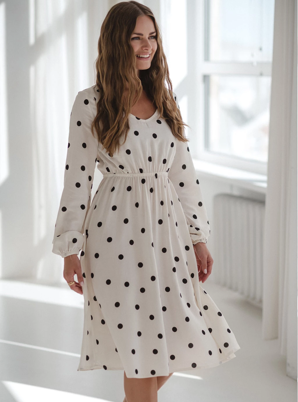 Sukienka ciążowa i do karmienia z lnem Lovely Dress Midi kremowa w grochy