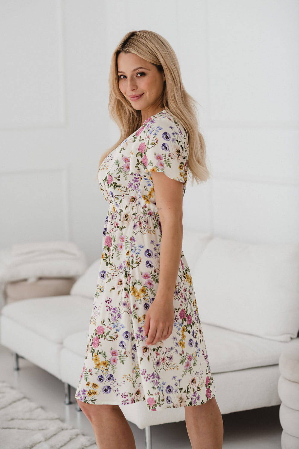 Sukienka ciążowa i do karmienia Lovely Dress krótki rękaw kremowa w kwiaty