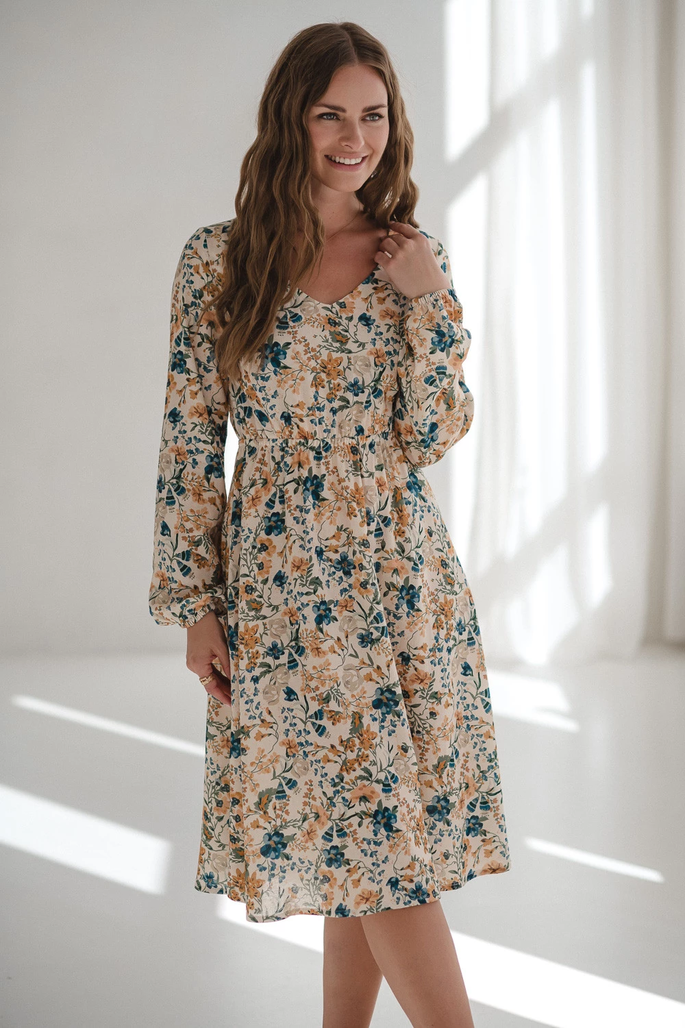 Sukienka ciążowa i do karmienia z lnem Lovely Dress Midi beżowa w kwiaty