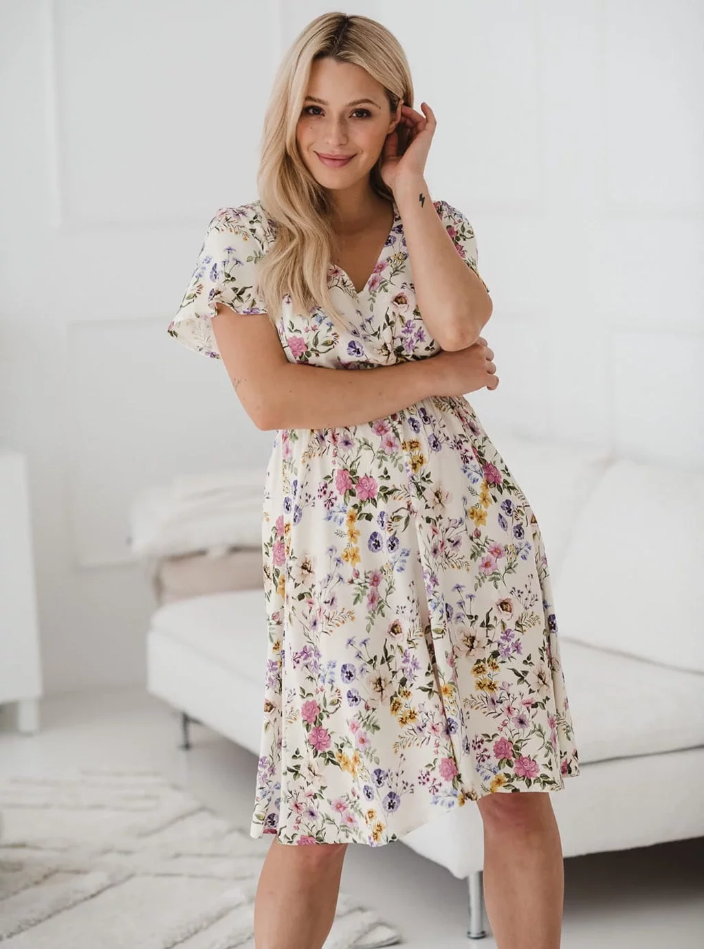 Sukienka ciążowa i do karmienia Lovely Dress krótki rękaw kremowa w kwiaty