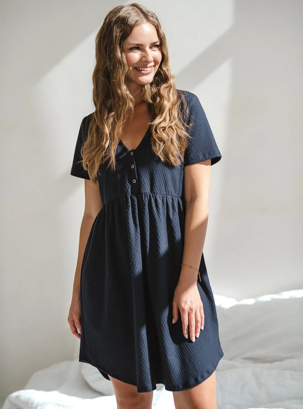 Bawełniana koszula nocna ciążowa do karmienia rozpinana Aurora granatowa