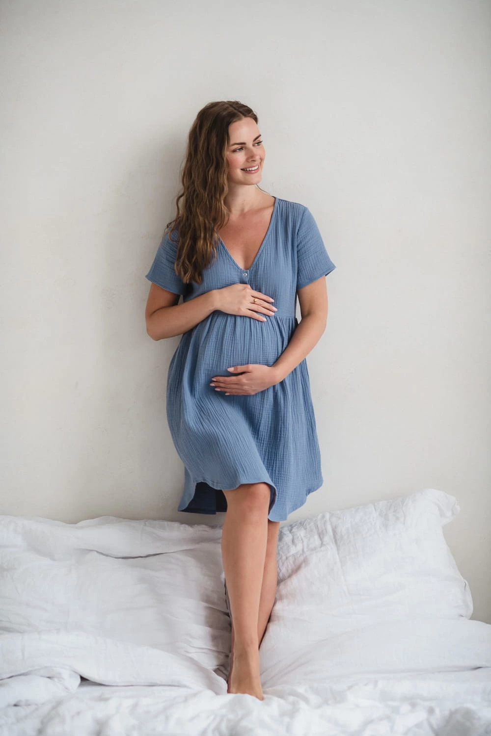 Muślinowa koszula nocna ciążowa do karmienia rozpinana Aurora błękitna