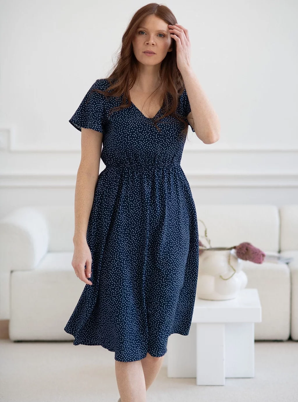 Sukienka ciążowa i do karmienia Lovely Dress Midi krótki rękaw granatowa w groszki