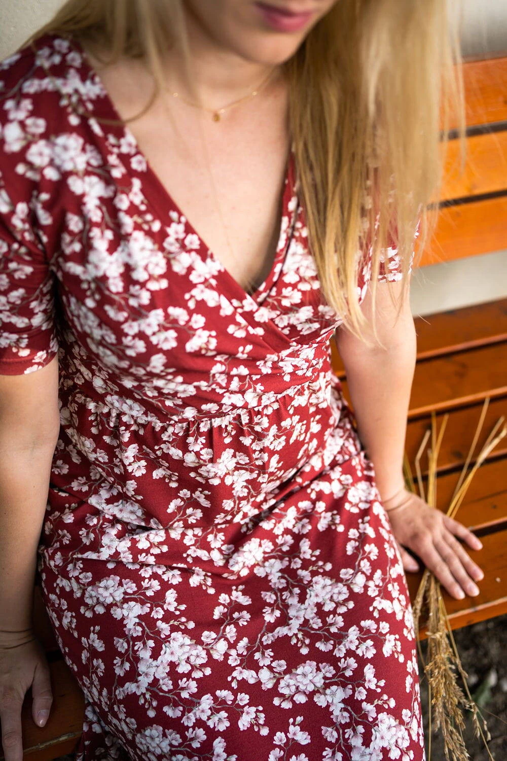 Sukienka ciążowa i do karmienia Two Ways LONG burgund w jasne kwiaty krótki rękaw