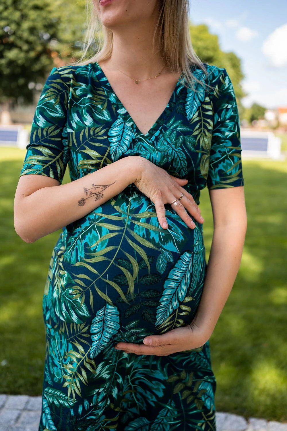 Sukienka ciążowa i do karmienia Two Ways LONG granatowa w tropikalne liście krótki rękaw