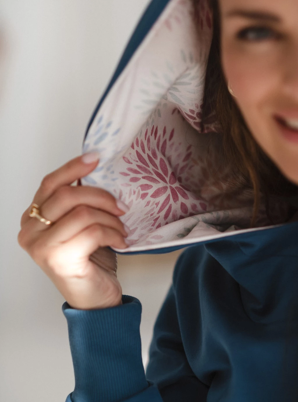 Bluza ciążowa do karmienia Milk Please jeans blue z kapturem w print