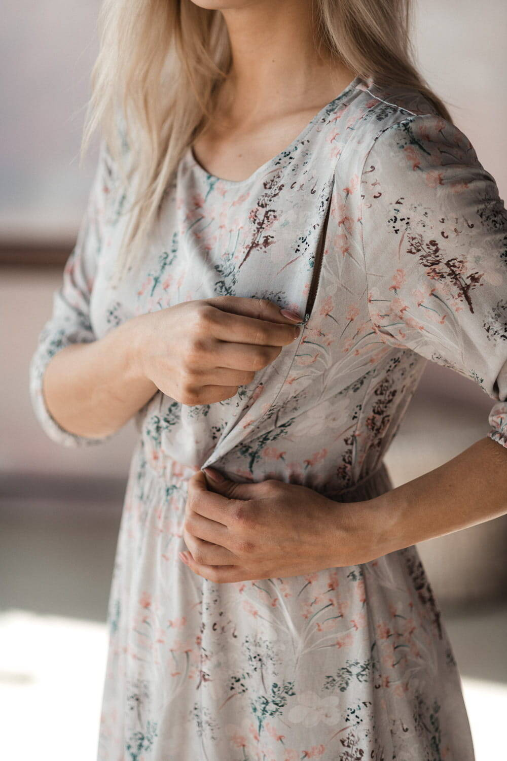Sukienka ciążowa i do karmienia Lovely Dress rękaw 3/4 gołębi szary w kwiaty