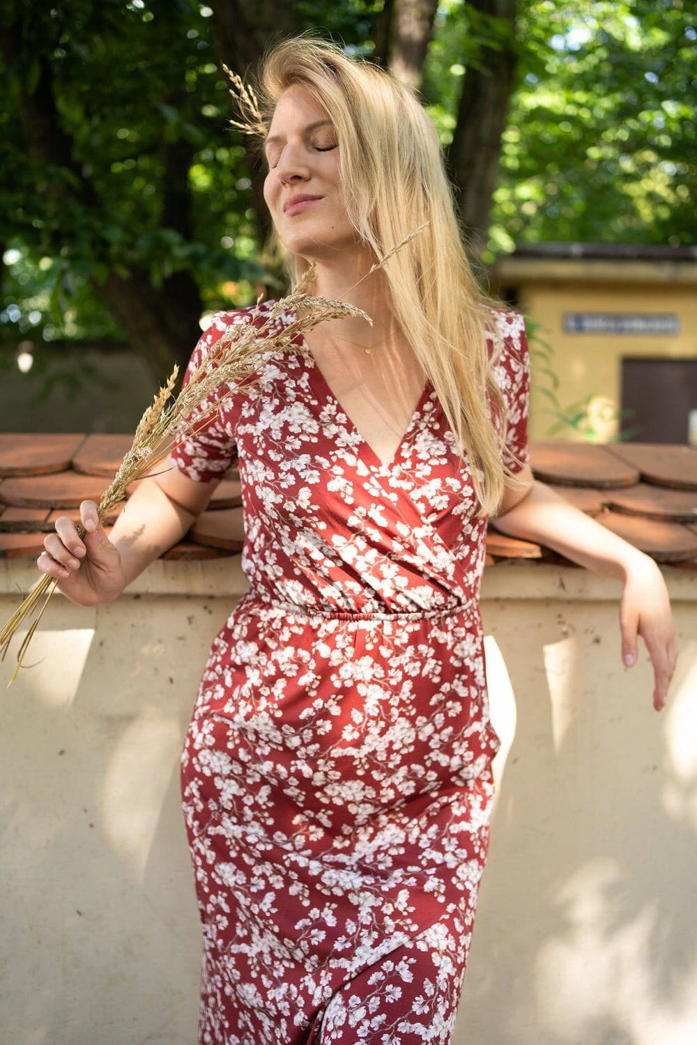 Sukienka ciążowa i do karmienia Two Ways LONG burgund w jasne kwiaty krótki rękaw