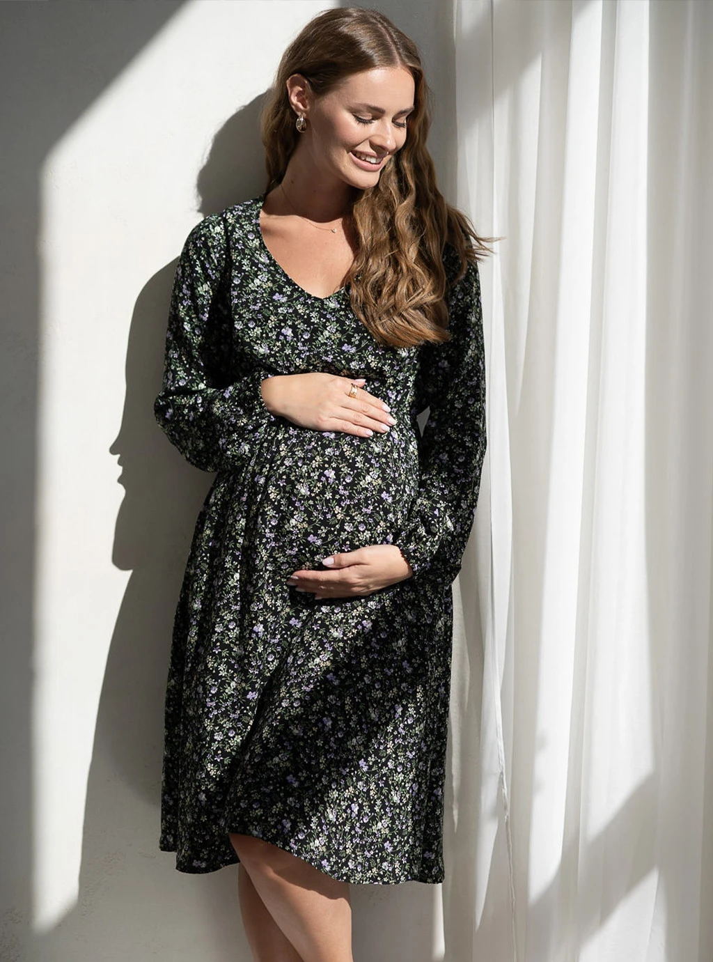 Sukienka ciążowa i do karmienia Lovely Dress Midi rękaw długi czarna w kwiatuszki