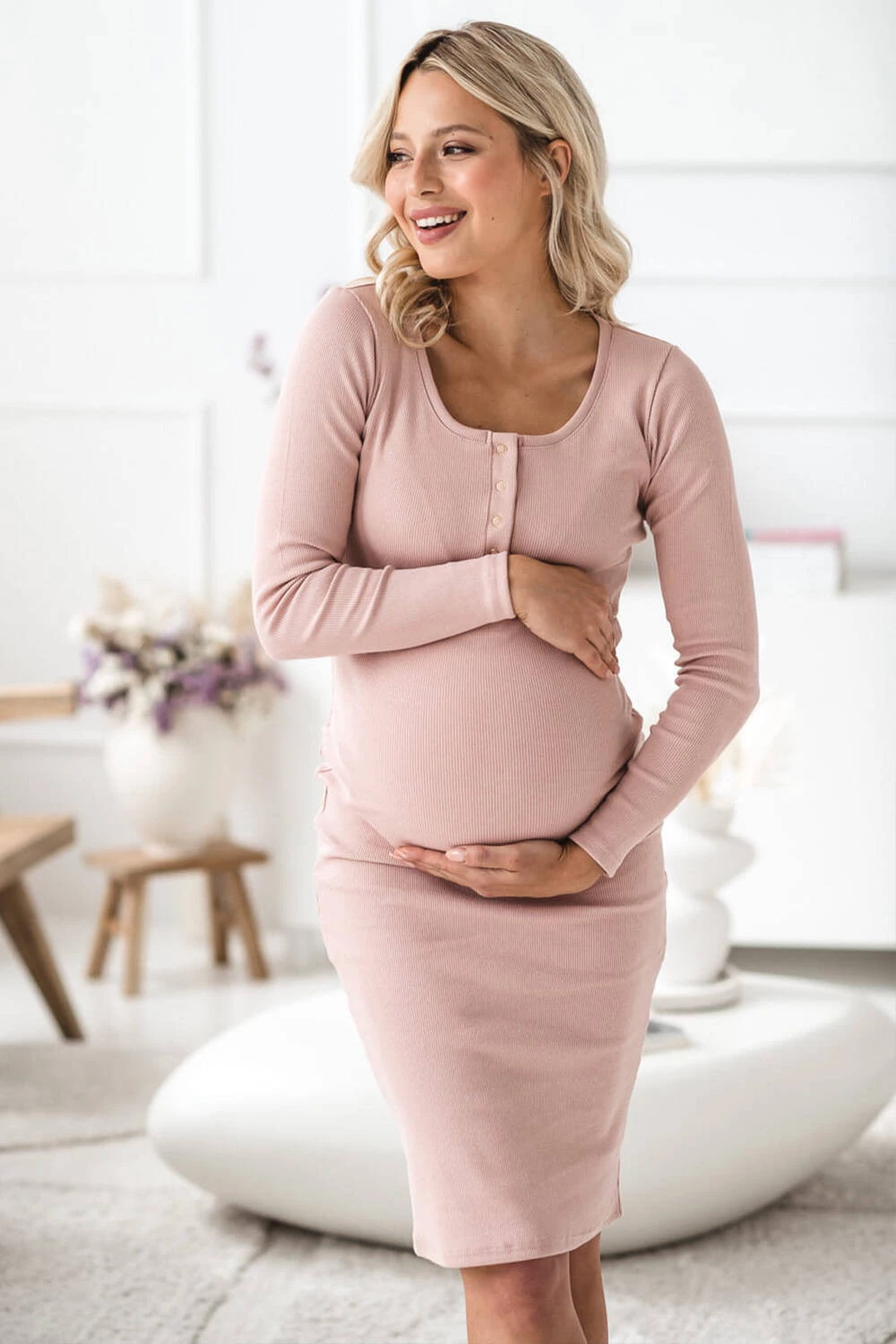 Sukienka ciążowa i do karmienia z dzianiny w prążek Tummy pudrowy róż