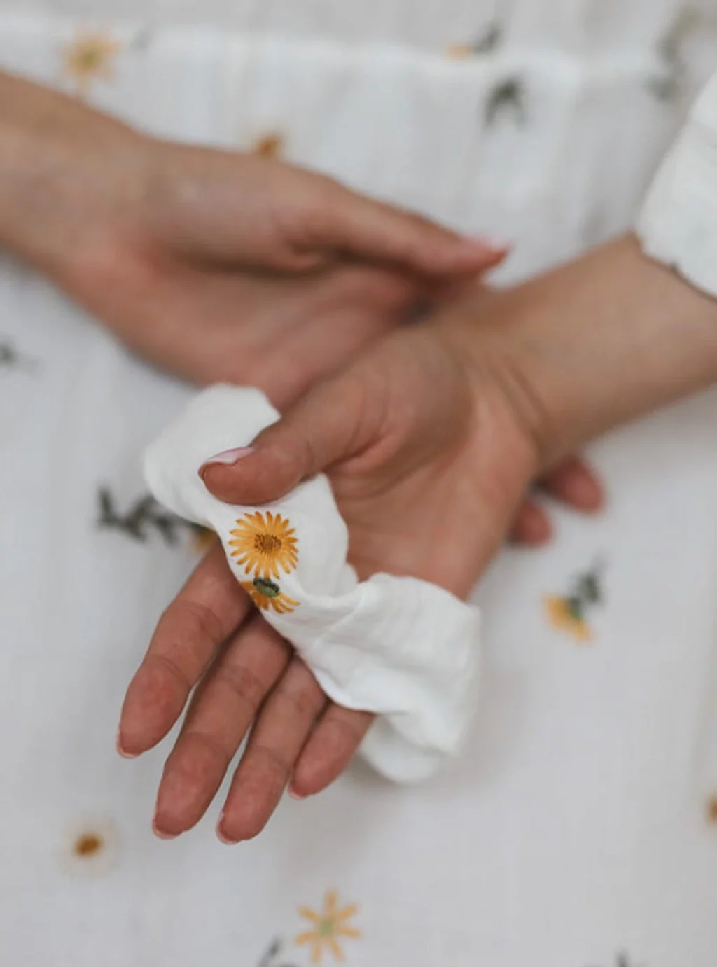 Muślinowa gumka do włosów scrunchie biała