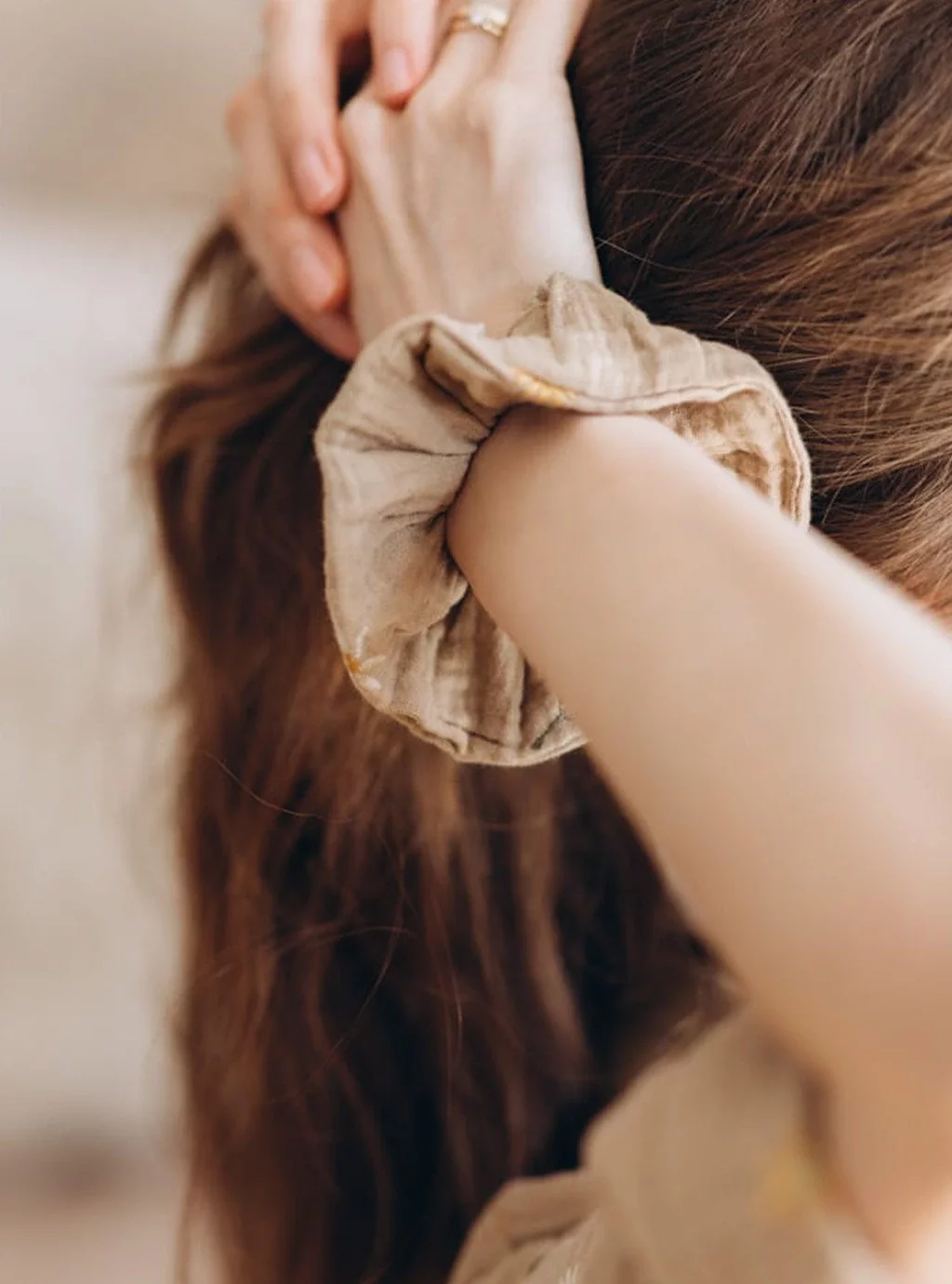 Muślinowa gumka do włosów scrunchie