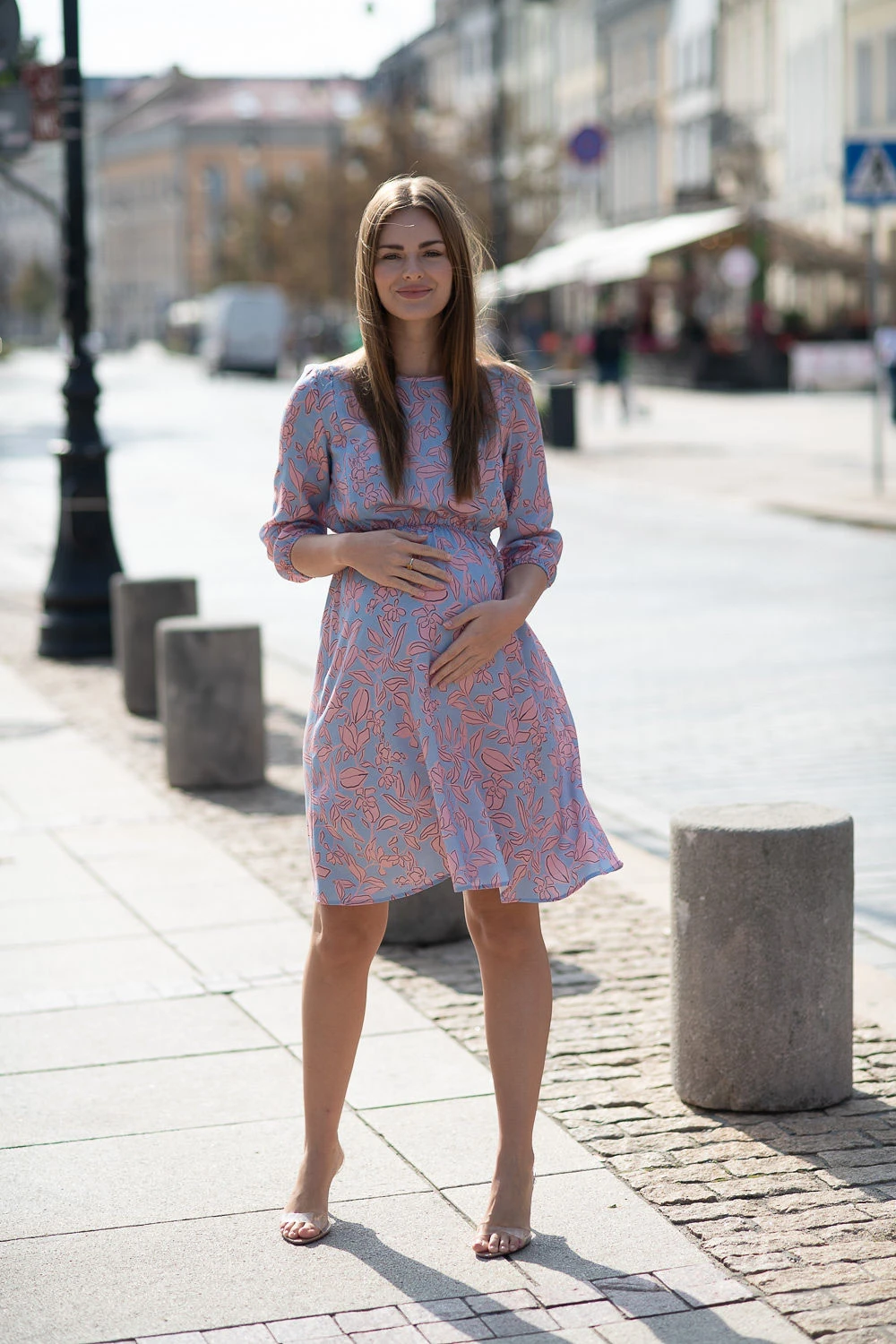 Sukienka ciążowa do karmienia Lovely Dress rękaw 3/4 różowe kwiaty na błękicie