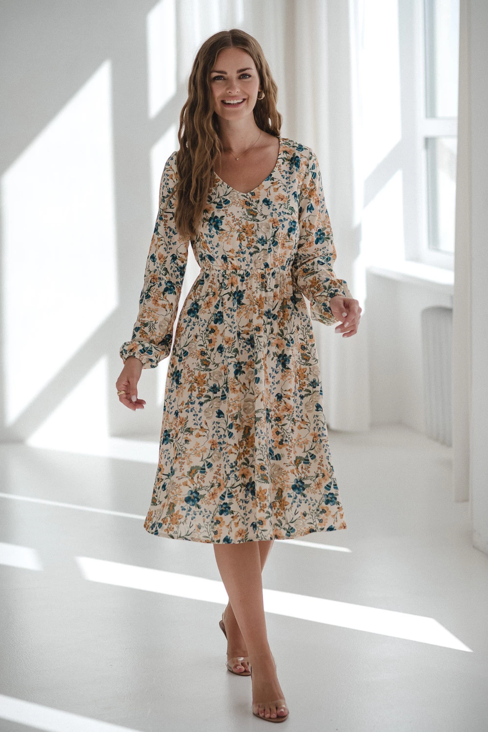 Sukienka ciążowa i do karmienia z lnem Lovely Dress Midi beżowa w kwiaty