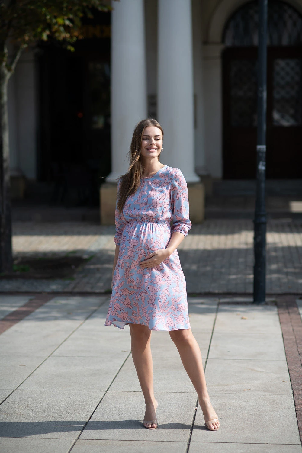 Sukienka ciążowa do karmienia Lovely Dress rękaw 3/4 różowe kwiaty na błękicie