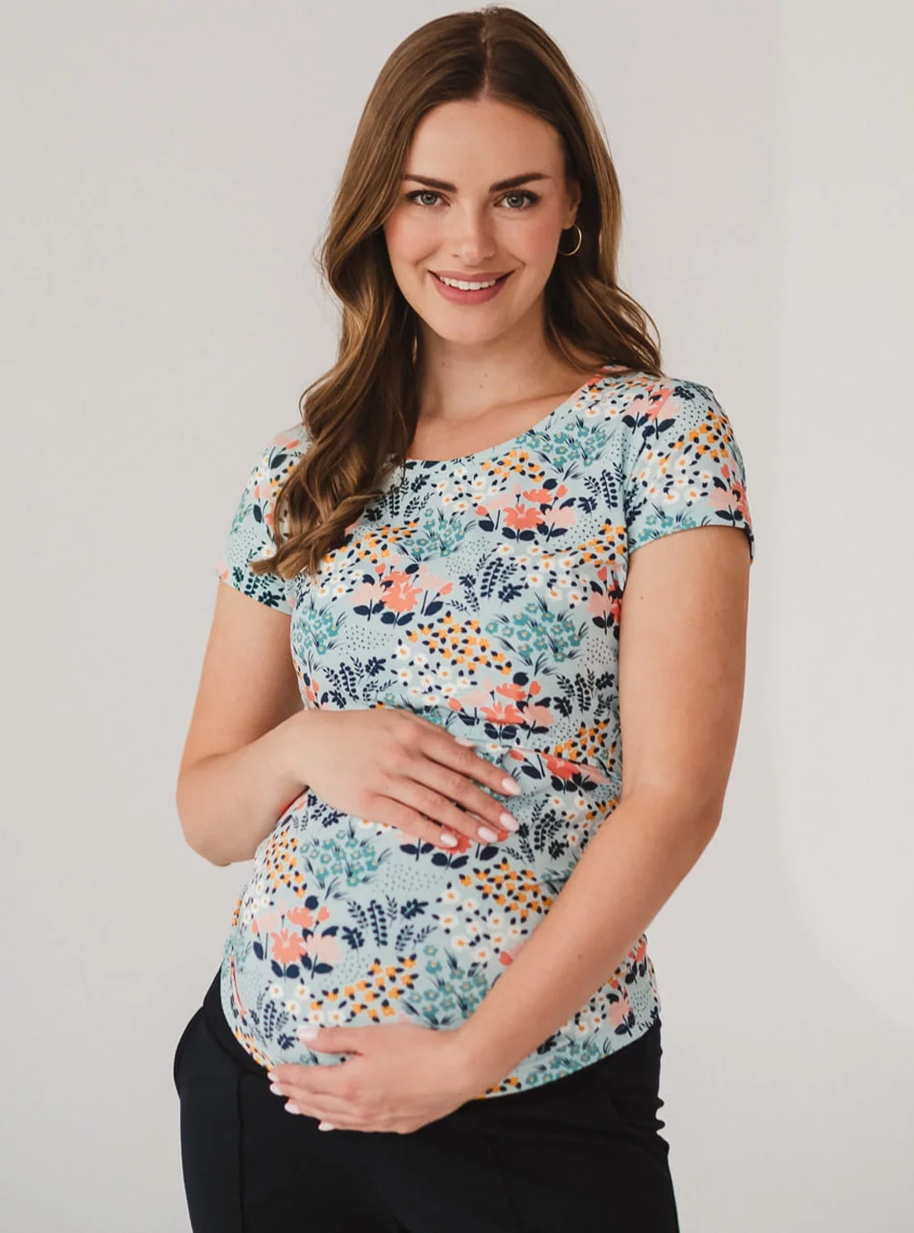 Bluzka ciążowa i do karmienia Milk Shirt krótki rękaw łąka na błękitnym