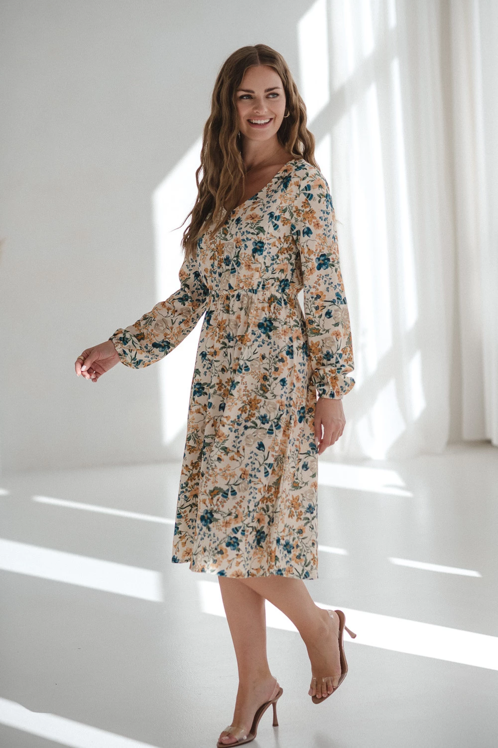 Sukienka ciążowa i do karmienia z lnem Lovely Dress Midi beżowa w kwiaty