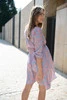 Sukienka ciążowa do karmienia Lovely Dress rękaw 3/4 różowe kwiaty na błękicie
