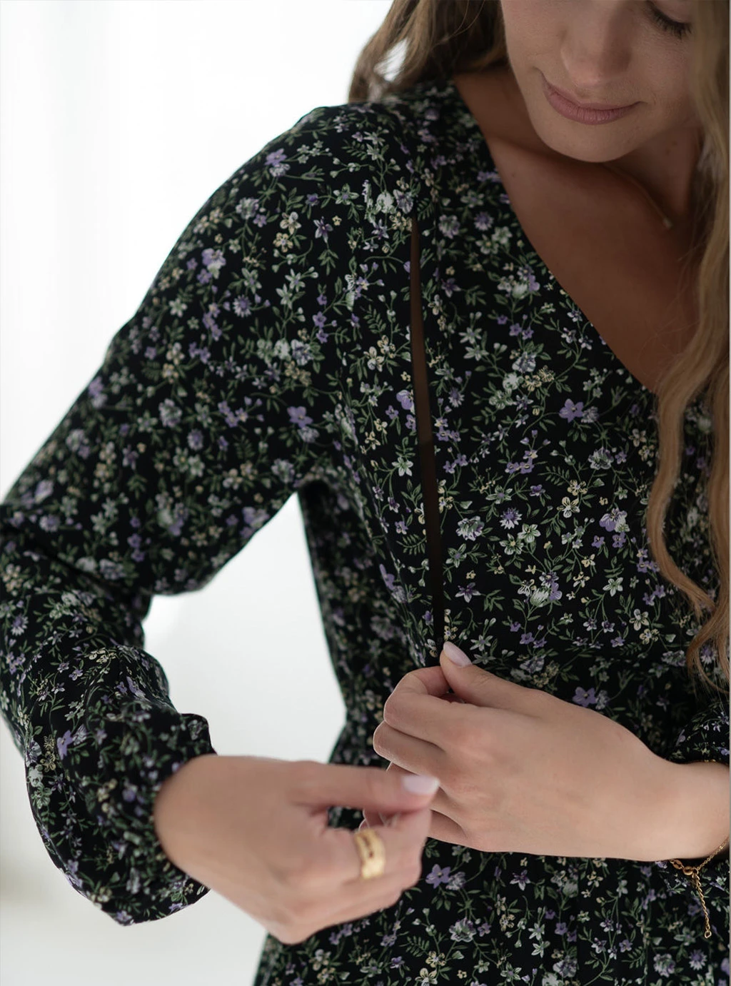 Sukienka ciążowa i do karmienia Lovely Dress Midi rękaw długi czarna w kwiatuszki