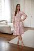 Sukienka ciążowa do karmienia Lovely Dress Midi rękaw 3/4 w duże różowe kwiaty