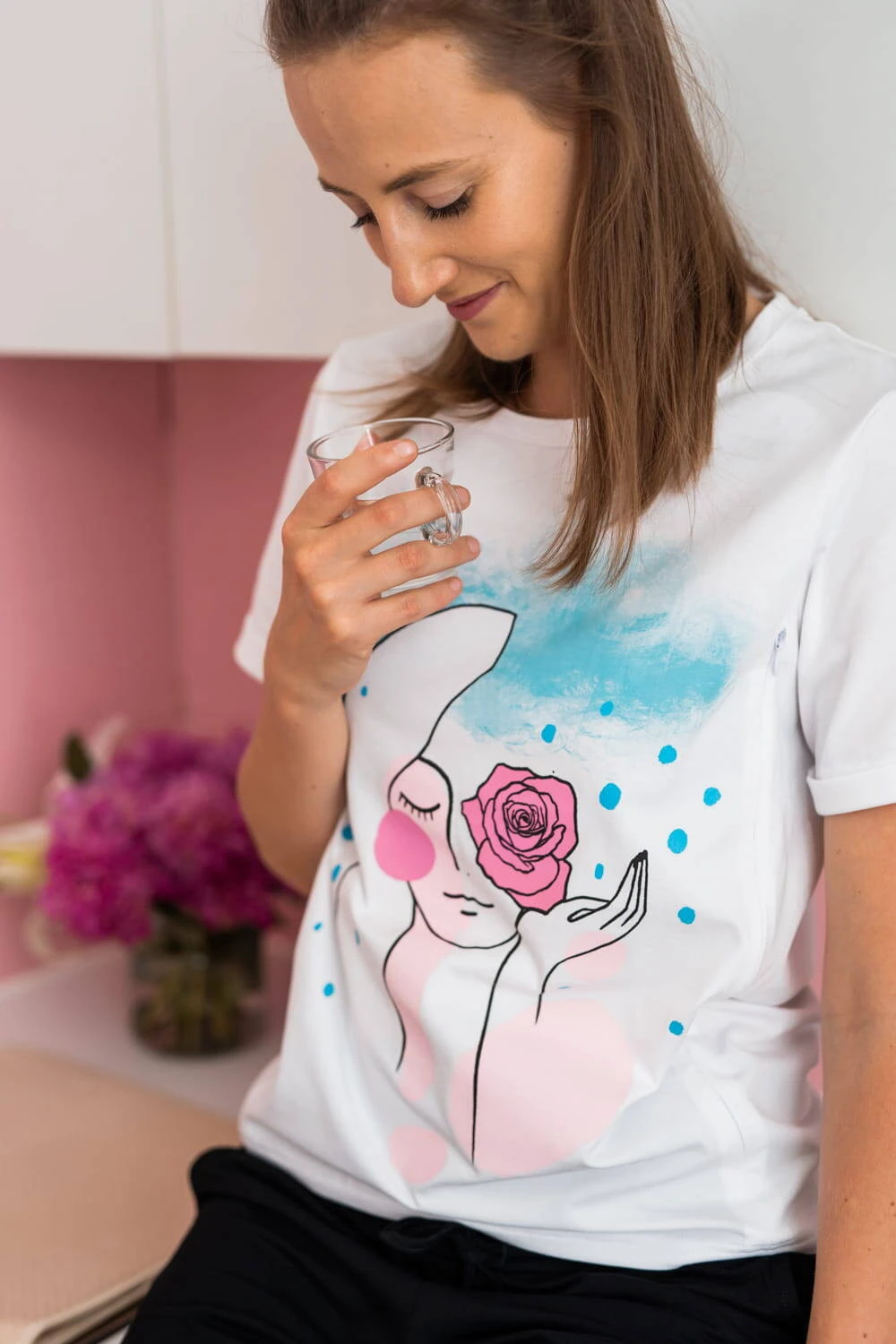 Bluzka do karmienia Boob biała z grafiką z krótkim rękawem