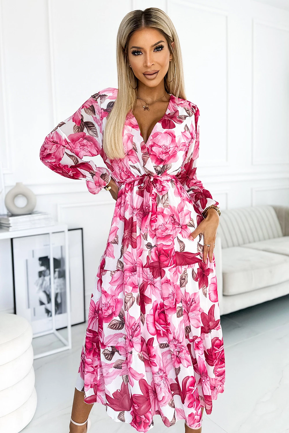 VALENTINA Sukienka midi z dekoltem i paskiem - RÓŻOWE RÓŻE na białym tle