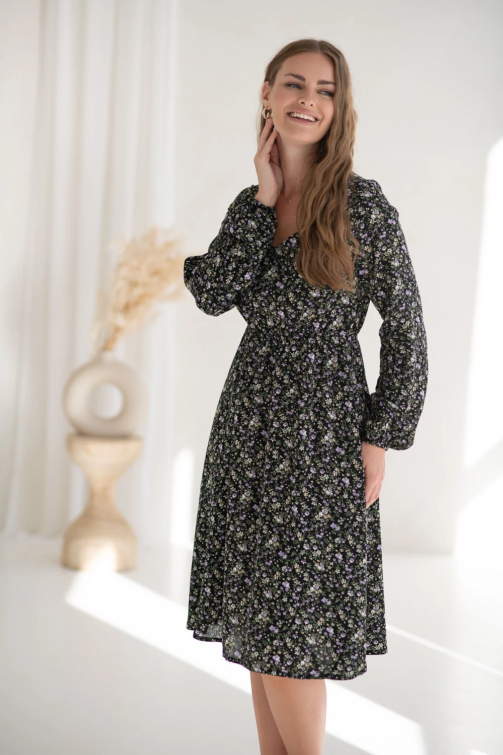 Sukienka ciążowa i do karmienia Lovely Dress Midi rękaw długi czarna w kwiatuszki